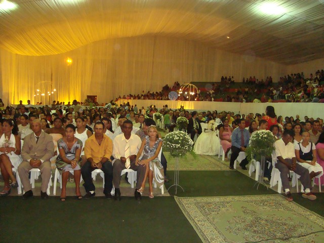 Casamento Comunitário sela união de 83 casais em Ecoporanga 