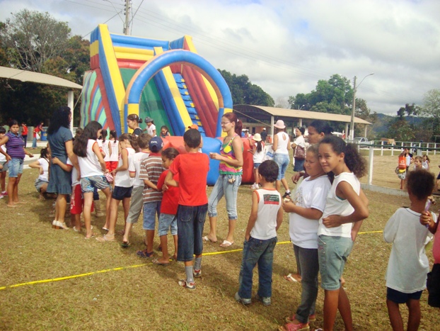 Cerca de seis mil crianças fazem a festa no mundo encantado II em Ecoporanga