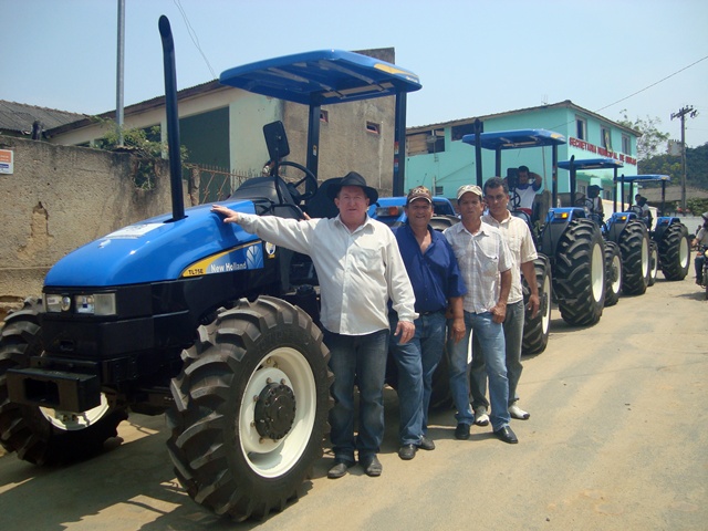 Prefeitura entrega equipamentos e tratores agrícolas em Ecoporanga
