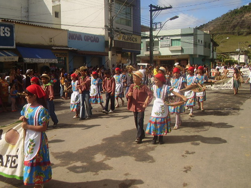 Desfile do Sete de Setembro leva multidão às ruas de Ecoporanga