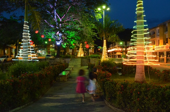 Decoração de Natal enfeita praças e principais ruas de Ecoporanga 