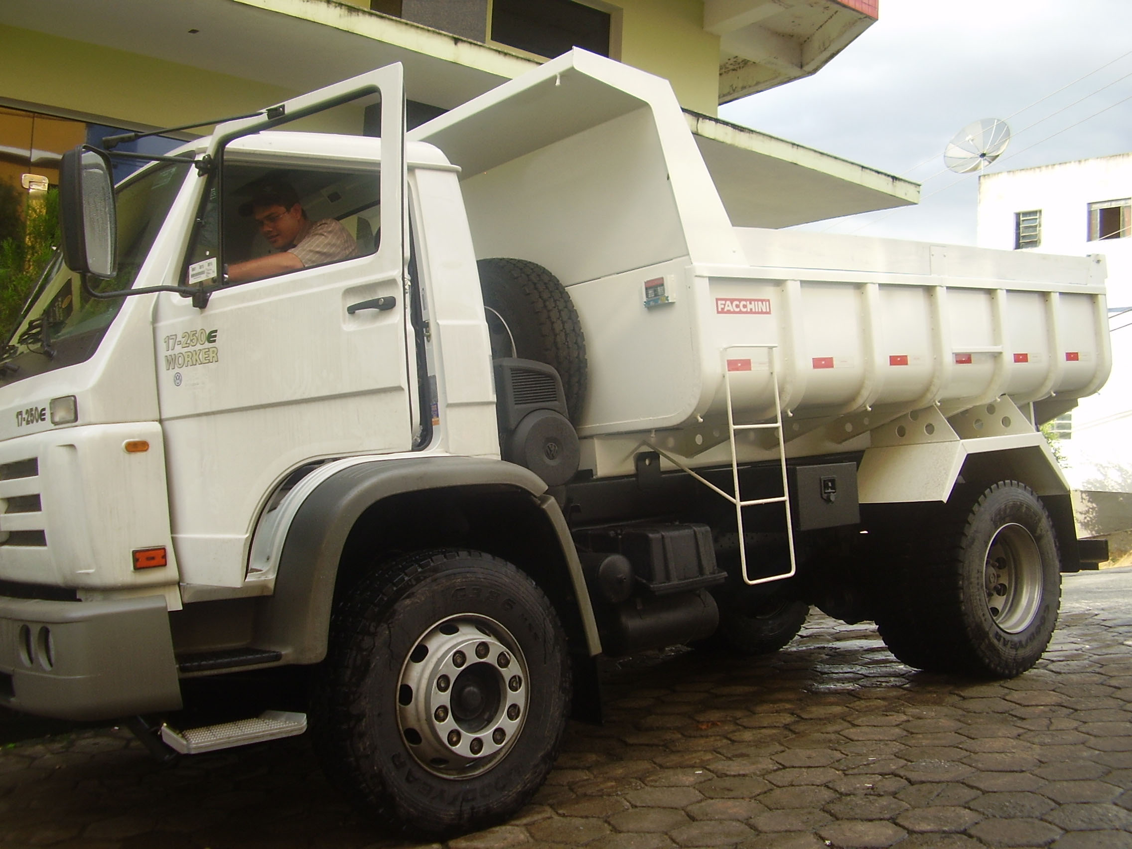Ecoporanga recebe novo caminhão basculante